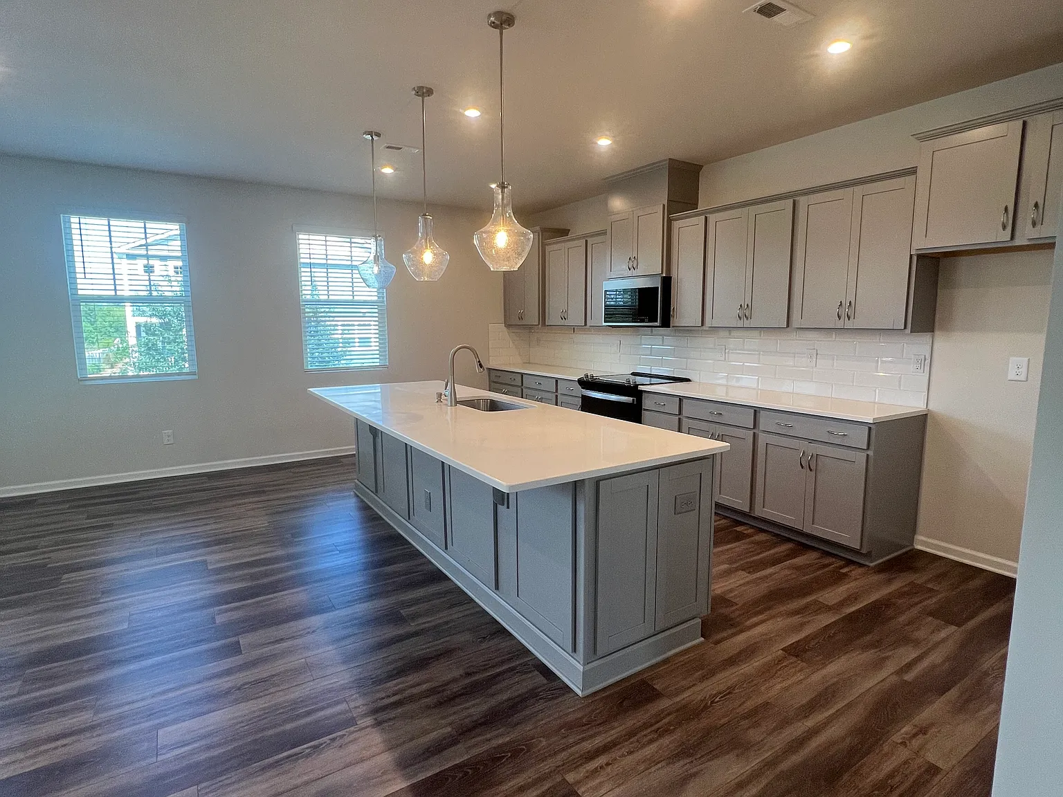 4 bed, 3.5 bath, 2536 sqft, $3,400 — Photo 4