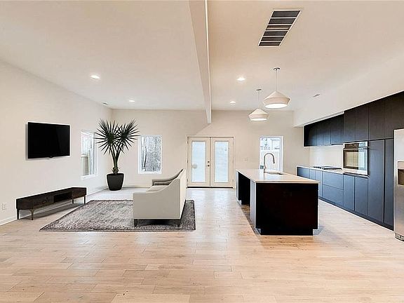 2nd image of 1322 Lexington Ave