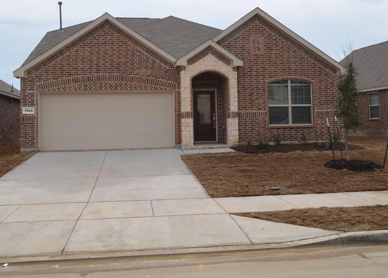 4 bed, 2.5 bath, 2347 sqft, $2,800 — Photo 1