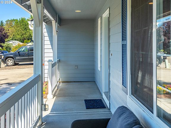 4th image of 9705 NE 61st Ct