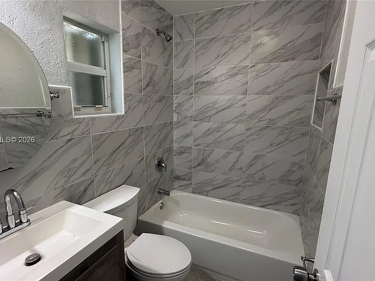 220 NW 12th St #4 — Photo 16