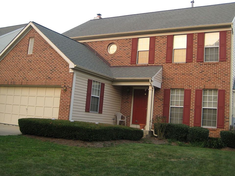 Front of Home has 2 car garage