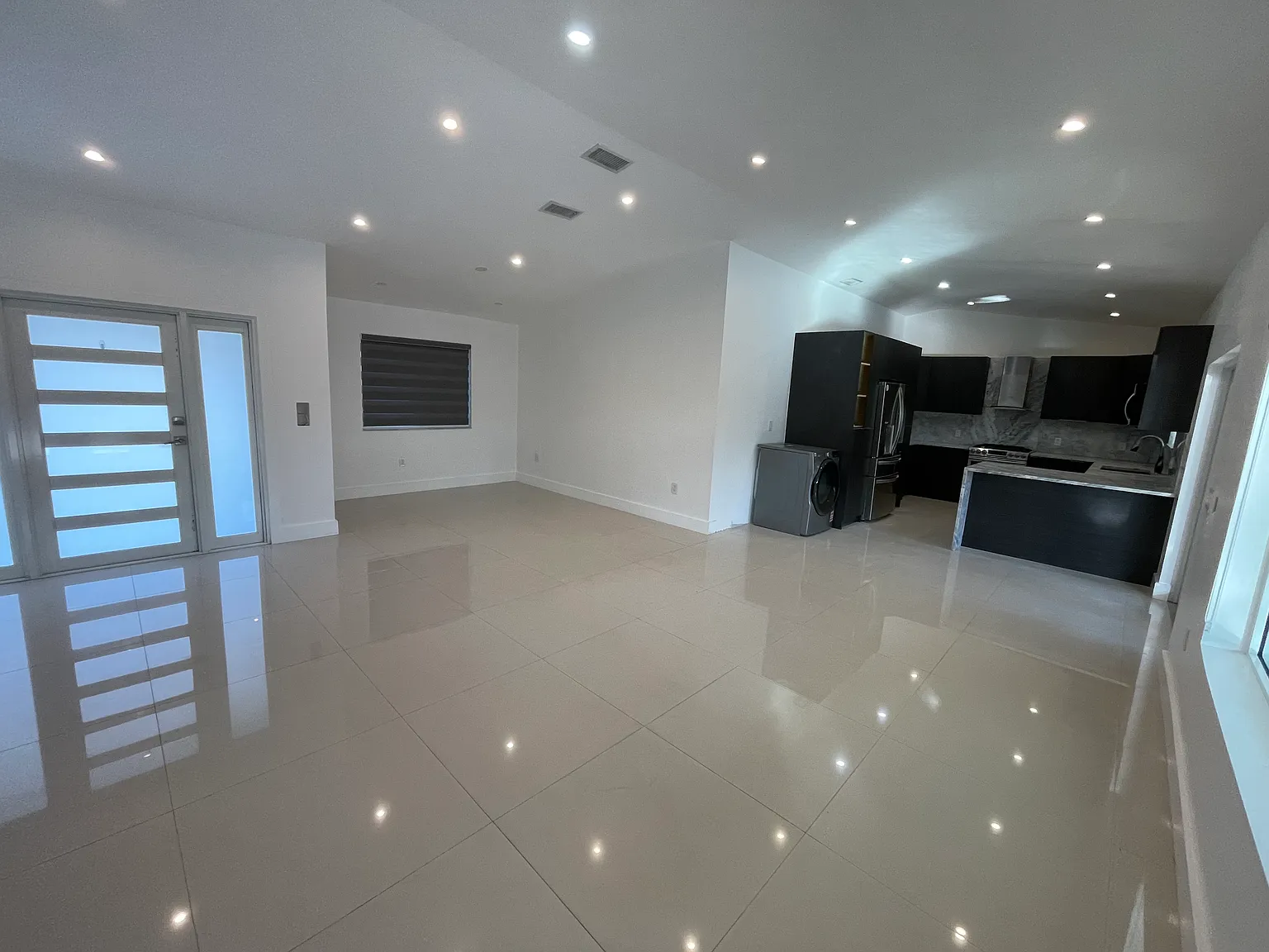 4 bed, 1903 sqft, $4,100 — Photo 2