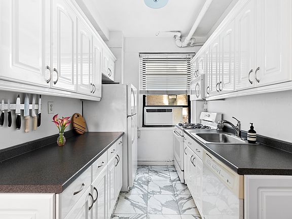 5th image of 226 E 12th St APT 1B