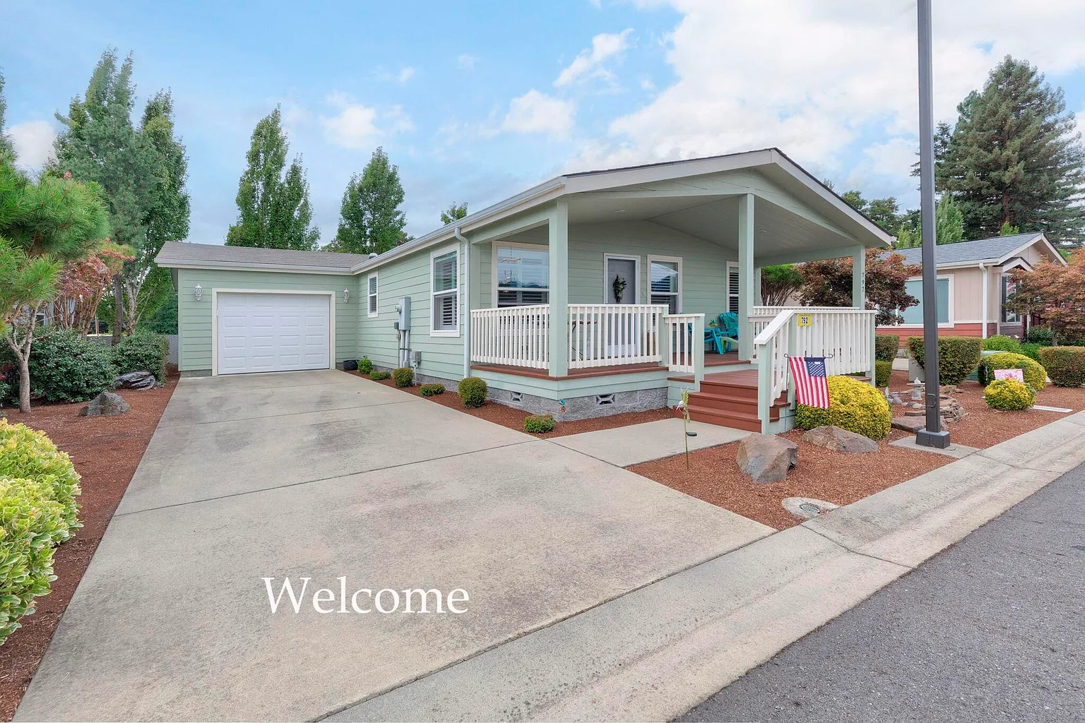 792 Kings Way photo 1