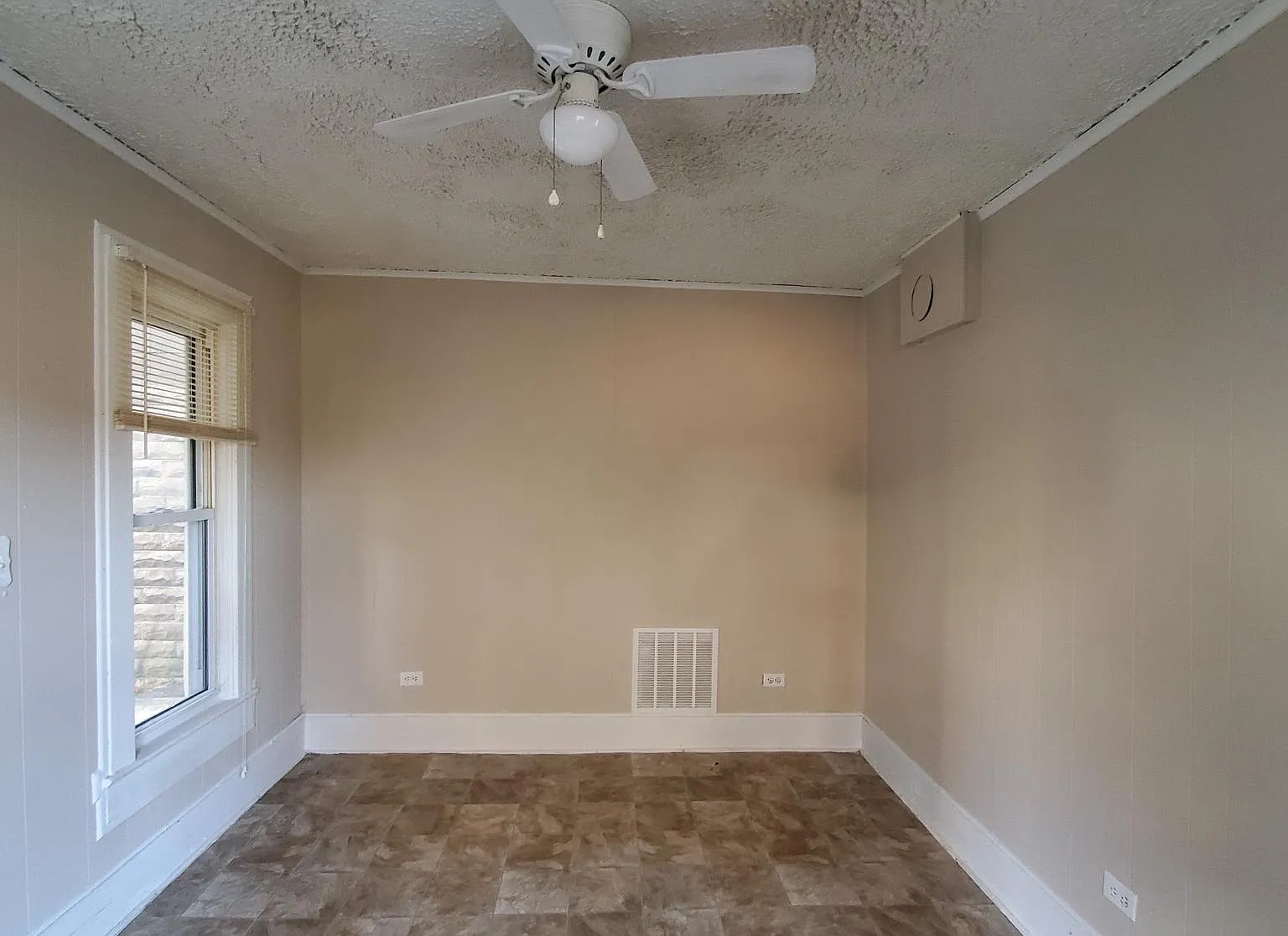 1 bed, 900 sqft, $595 — Photo 2