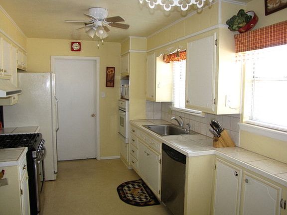 3rd image of 1909 Western Dr