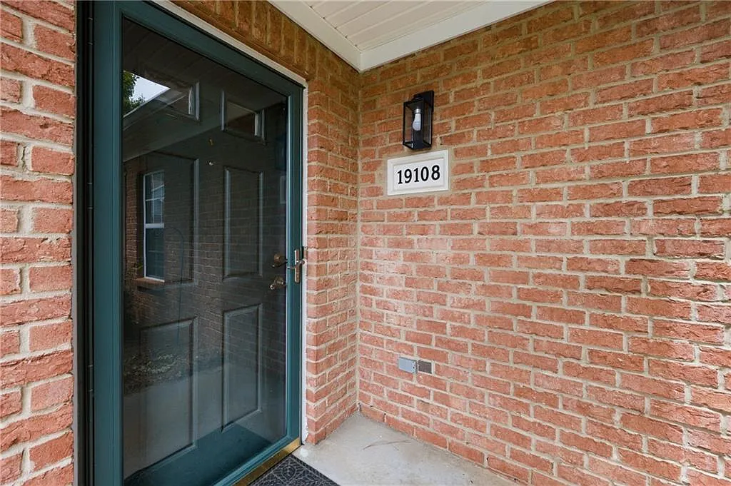 2 bed, 2.0 bath, 1350 sqft, $2,500 — Photo 3