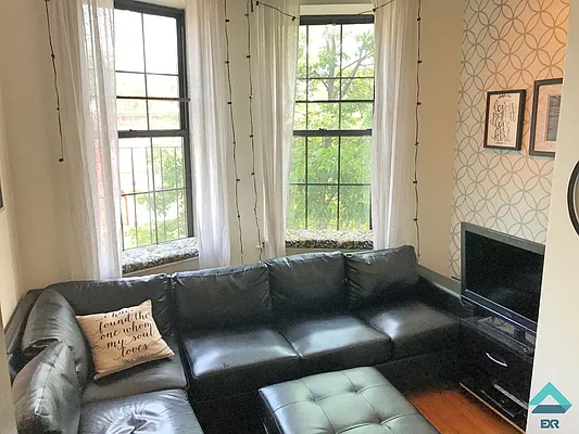 Rented by EXR | media 9