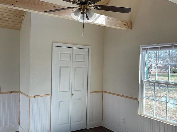 3rd image of 888 Lakeview Dr