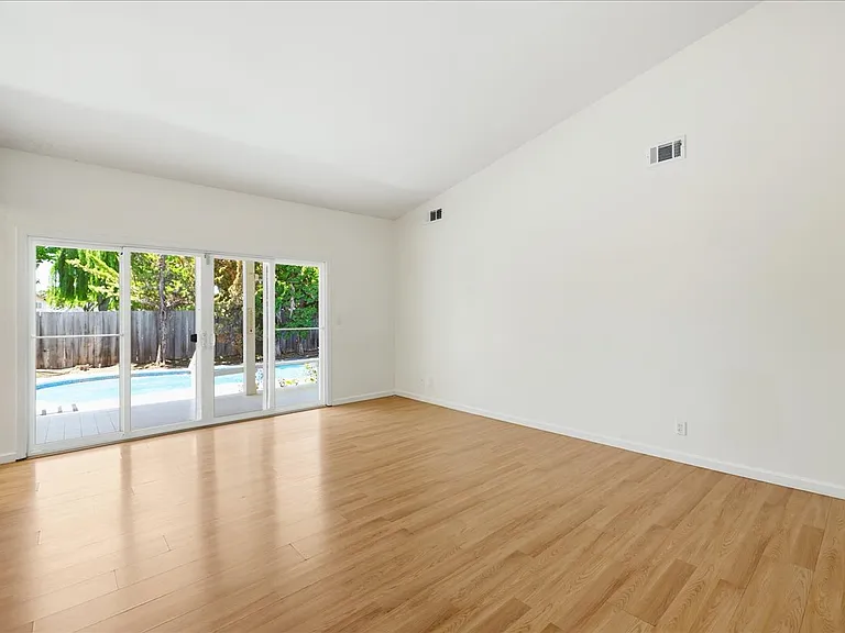 657 Sandy Hook Ct — Photo 16