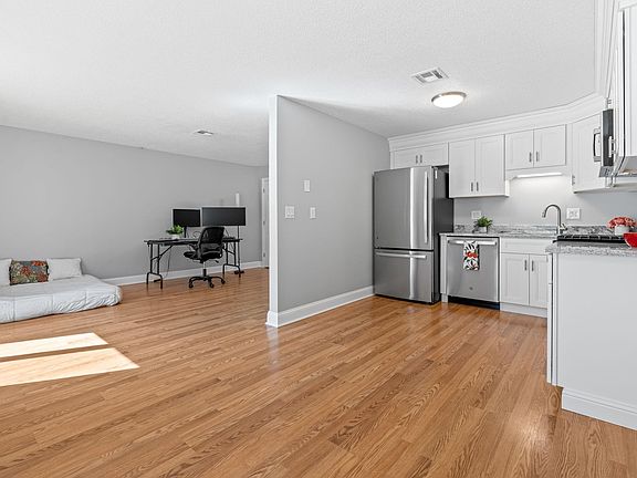 5th image of 344 Elm Street #41