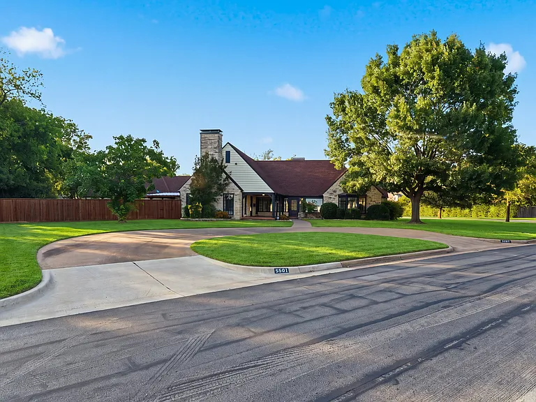 8561 Strathmore Dr — Photo 43