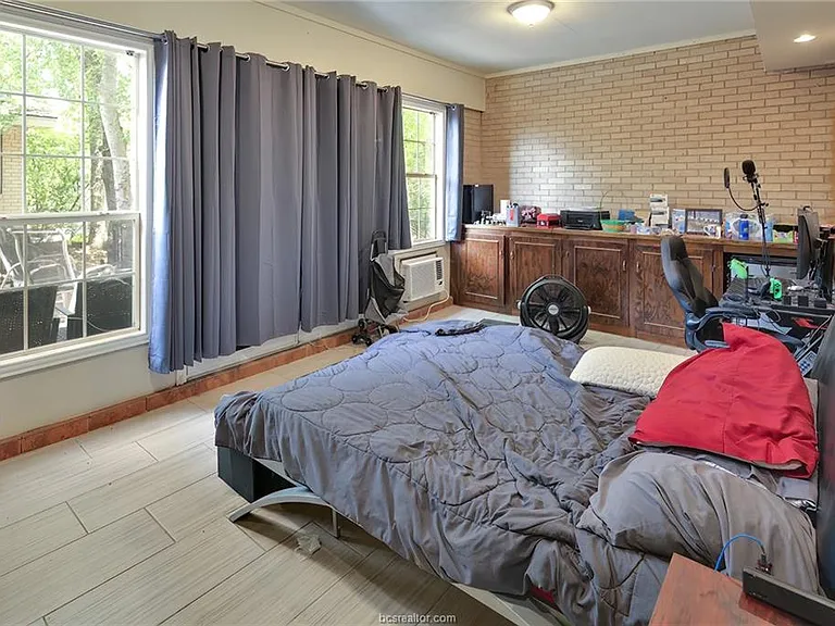 305 Brookside Dr W — Photo 35