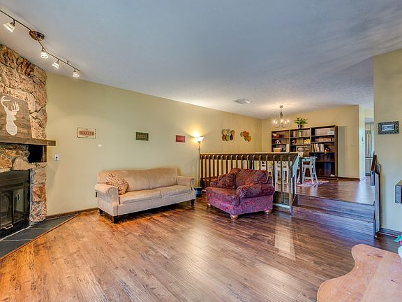 3rd image of 214 Hermitage Ct