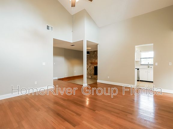 4th image of 815 Sandalwood Dr