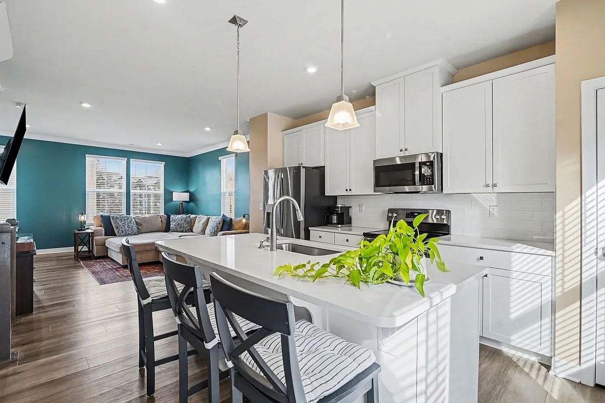 3 bed, 4.0 bath, 1760 sqft, $2,350 — Photo 4