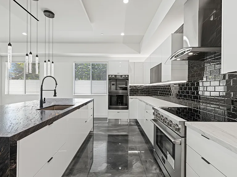 15209 Cohasset St — Photo 3