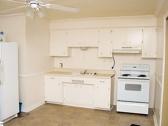 3rd image of 221 Alhambra Blvd