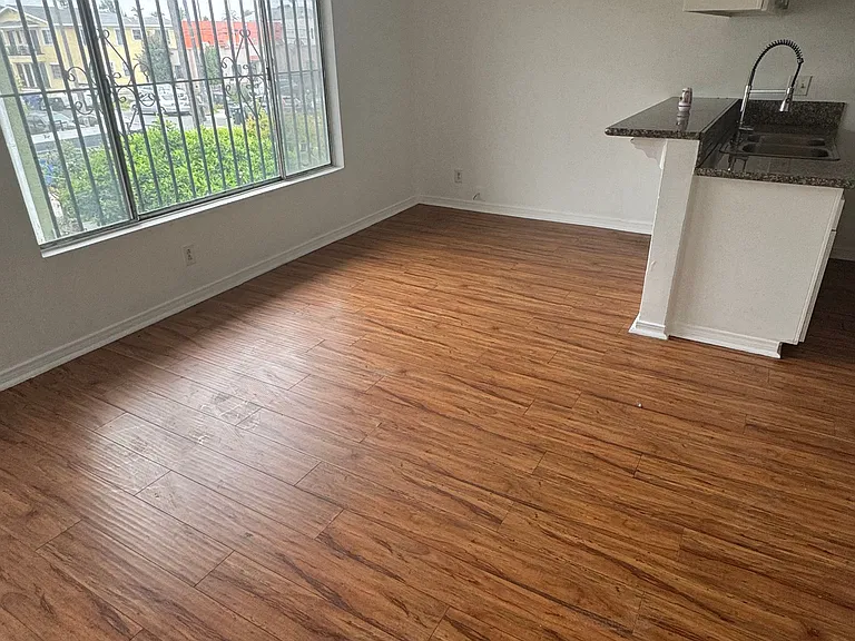 932 W 80th St #5 — Photo 4