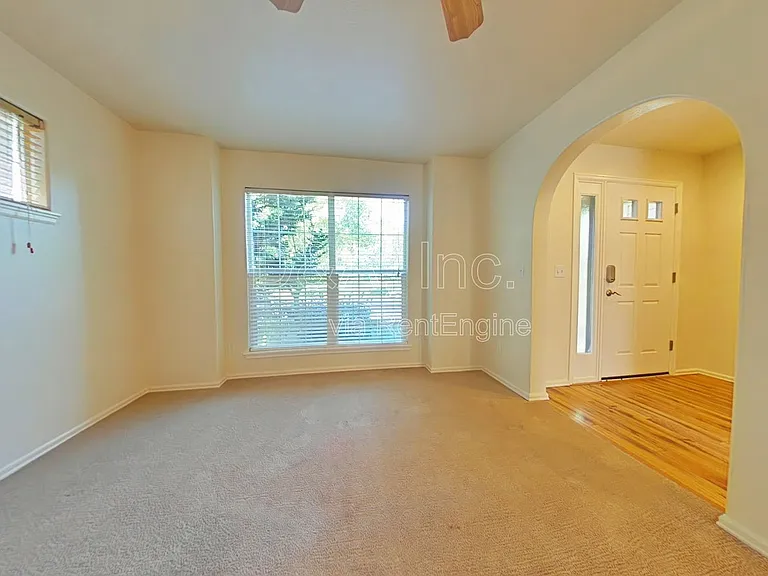 3523 SE Midvale Dr — Photo 2