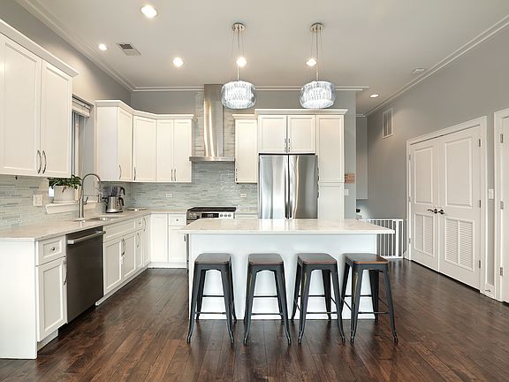 3rd image of 3215 N Elston Ave APT 3N