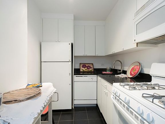 4th image of 360 E 72nd St APT A912