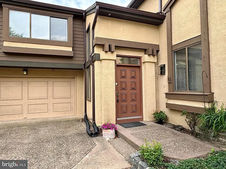 104 Sayre Dr — Photo 19