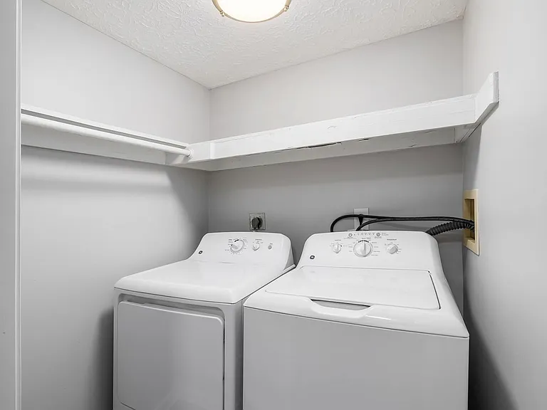 3085-3194 Griggsview Court — Photo 56