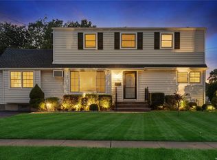 78 Westwood Rd N, Massapequa Park, NY 11762