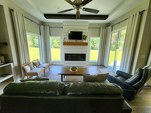 3rd image of 101 W Woodland Dr