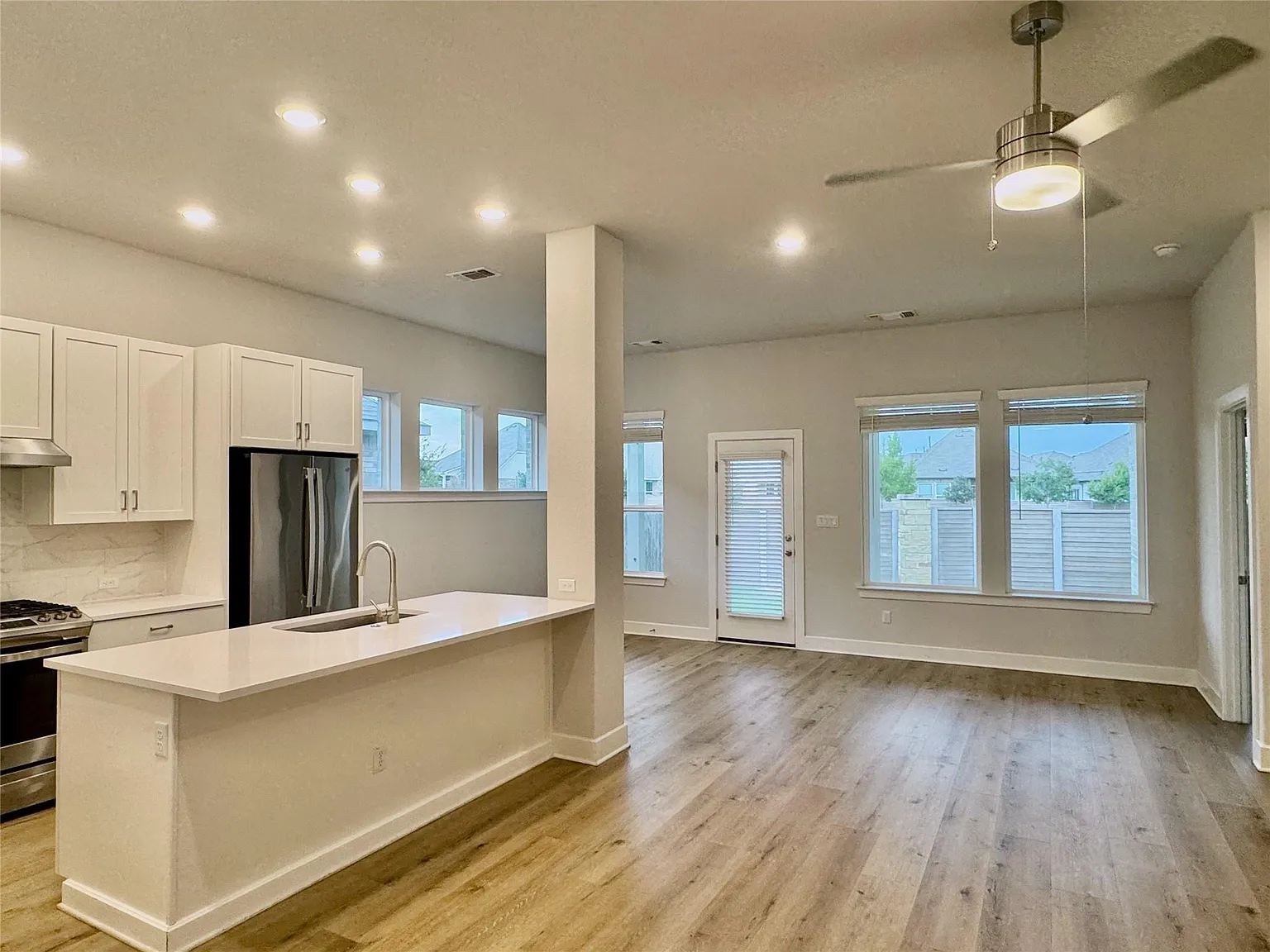 3 bed, 2.0 bath, 1750 sqft, $2,300 — Photo 2