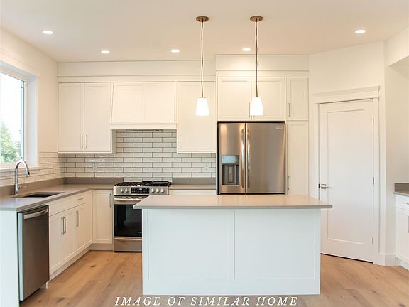 3rd image of 3297 Eagleview Cres