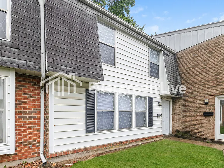 7775 Mount Hood Dr — Photo 2