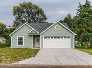 130 Sunset Ln, Maple Hill, KS 66507
