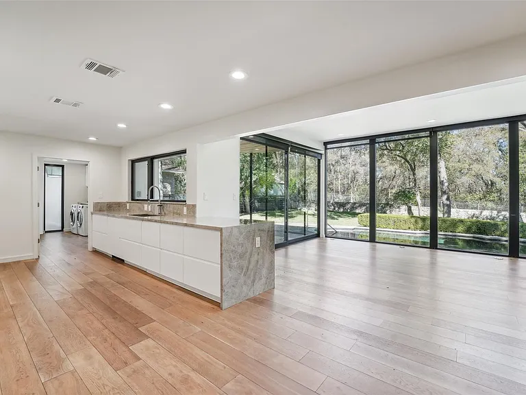 3927 Balcones Dr — Photo 4