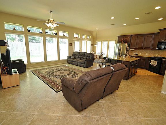 Open floor plan is great for entertaining!