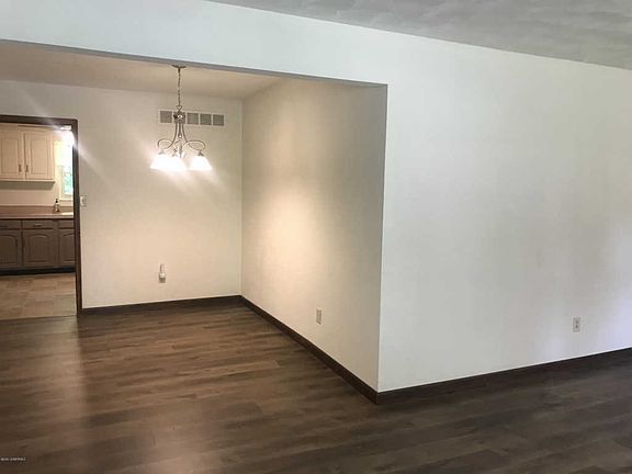 3rd image of 2711 Sue Dr