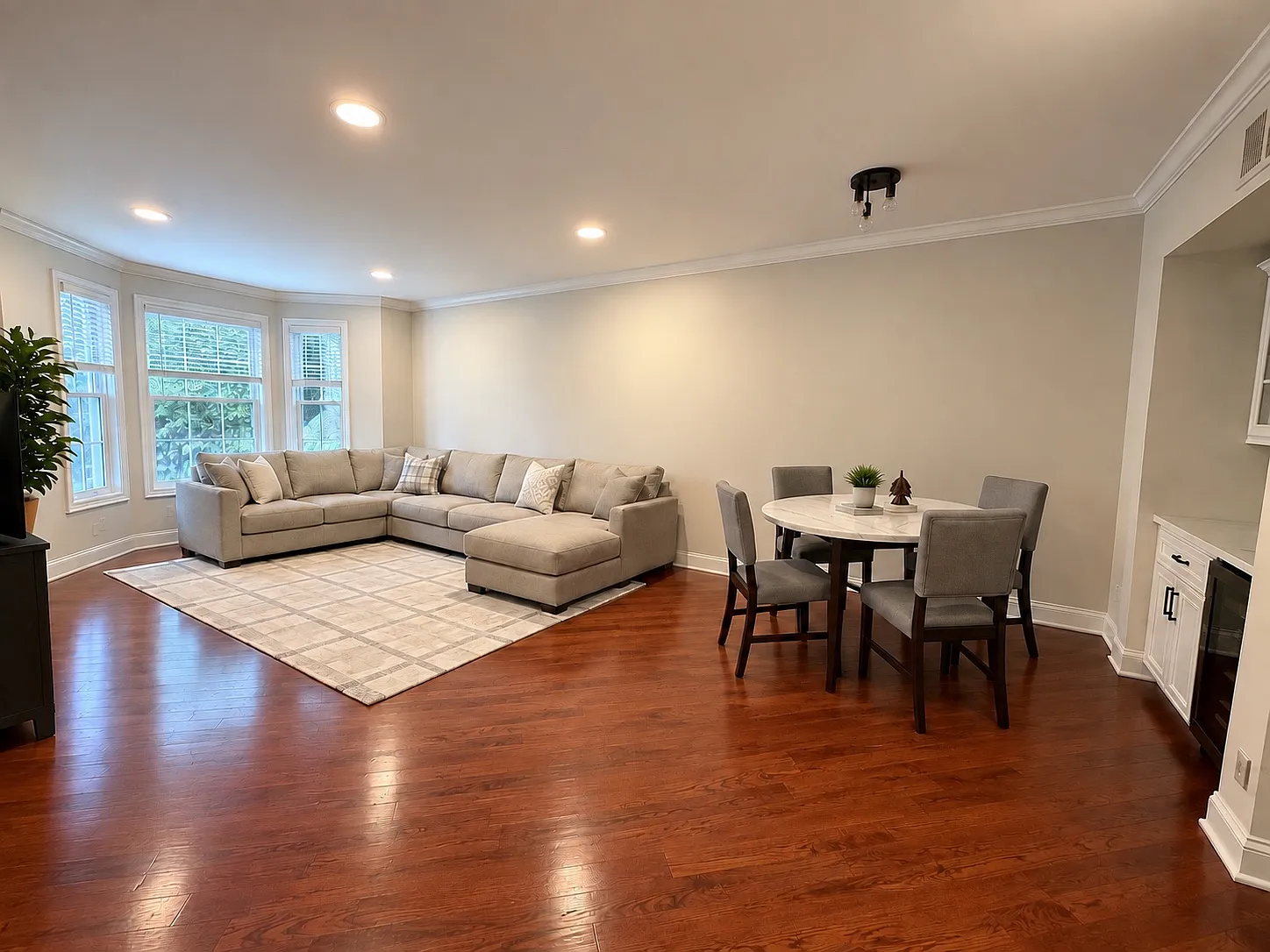 3 bed, 2100 sqft, $3,900 — Photo 2