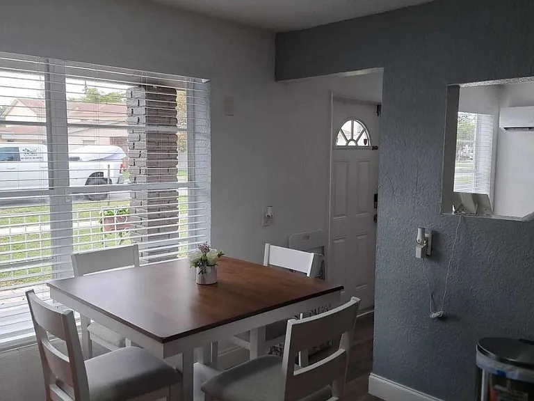 740 SW 10th St — Photo 2