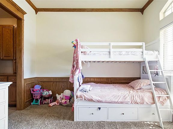 5th image of 615 N Songbird Way