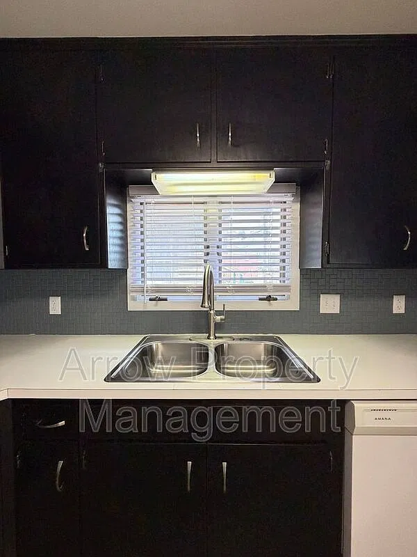 3 bed, 2.0 bath, 2160 sqft, $1,695 — Photo 4