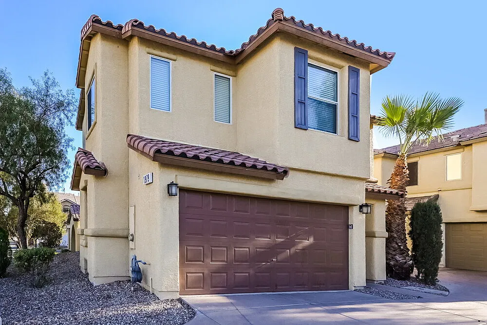 3 bed, 2.5 bath, 1644 sqft, $3,040 — Photo 3