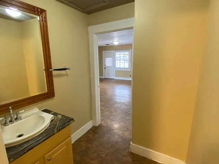 2902 E Grand St — Photo 4