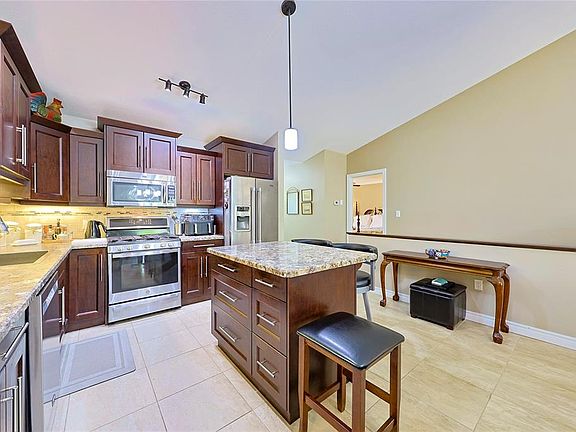 4th image of 248 Bentley Ct