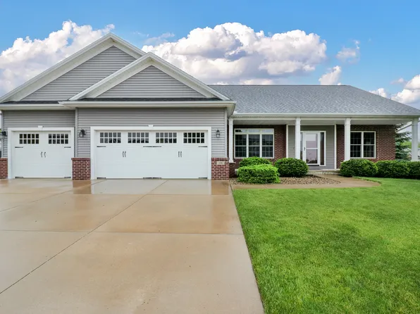 110 Whitetail Ln, Hudson, IL 61748