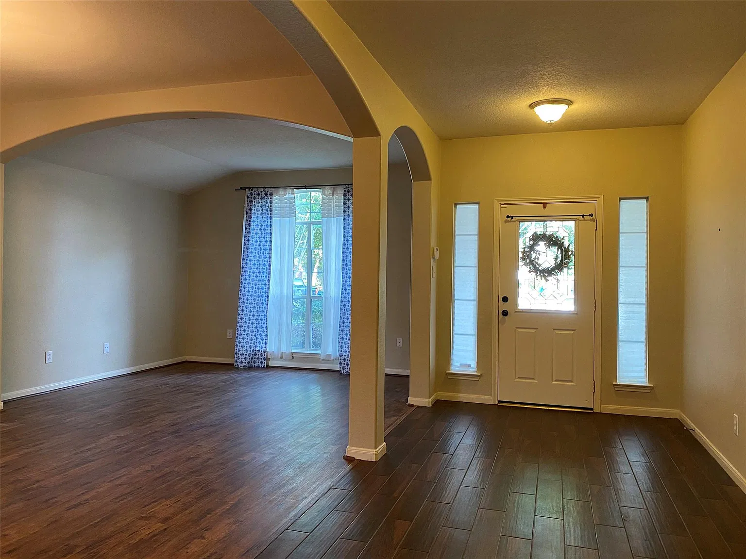 3 bed, 2.0 bath, 2325 sqft, $2,200 — Photo 2