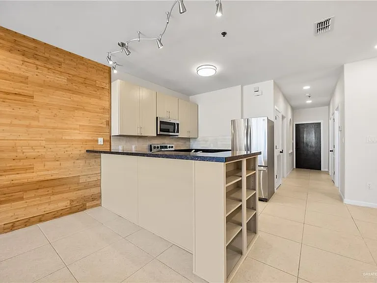 813 Travis St #408 — Photo 6