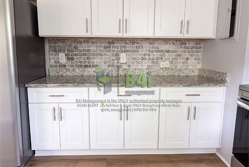 3 bed, 1.0 bath, 960 sqft, $895 — Photo 3