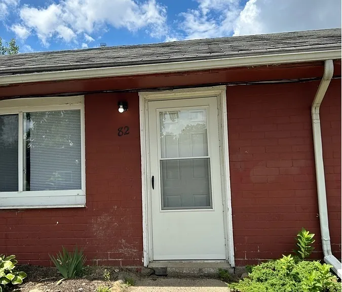 82 Harvey Pl — Photo 4